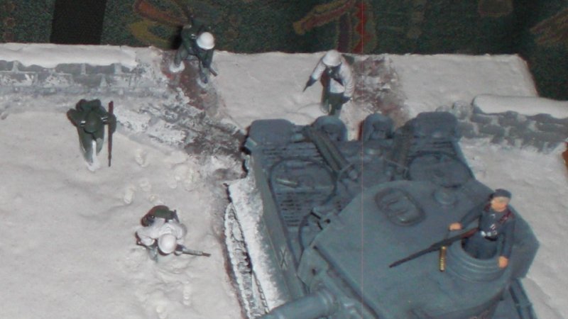 Detail: Panzer im Schnee